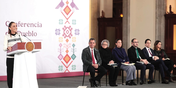 La mandataria e integrantes del Gabinete Económico, ayer.