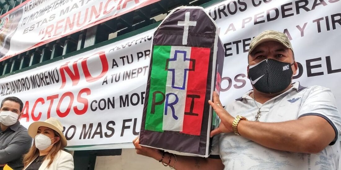 Priistas exigen renuncia de Alejandro Moreno en la sede nacional del PRI.