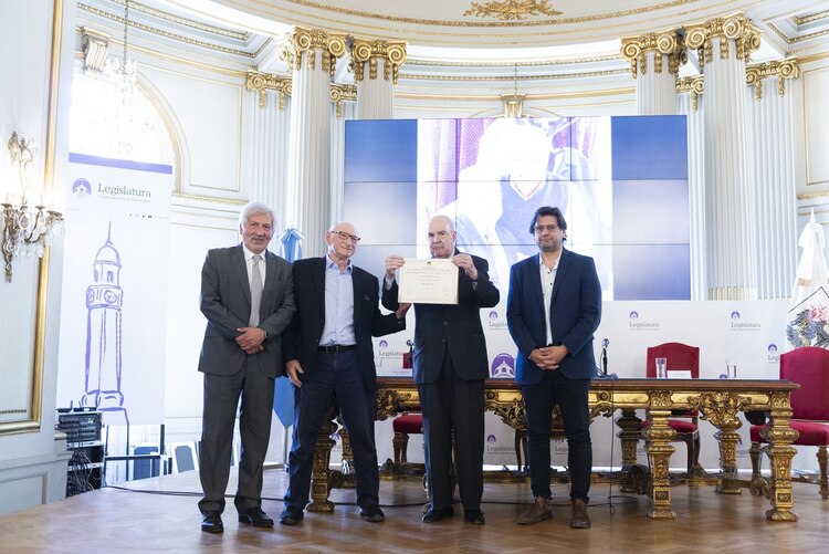 Julio Ricardo López Batista recibiendo su reconocimiento en la Legislatura de la Ciudad Autónoma de Buenos Aires