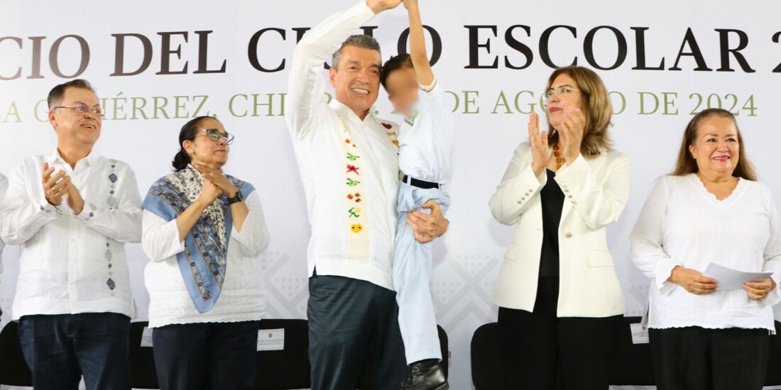 El gobernador Escandón inaugura el nuevo ciclo escolar con música de marimba en Tuxtla Gutiérrez.