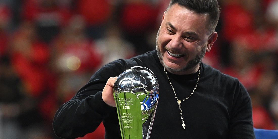 Tony acaricia el trofeo que ganó con Toluca el torneo pasado