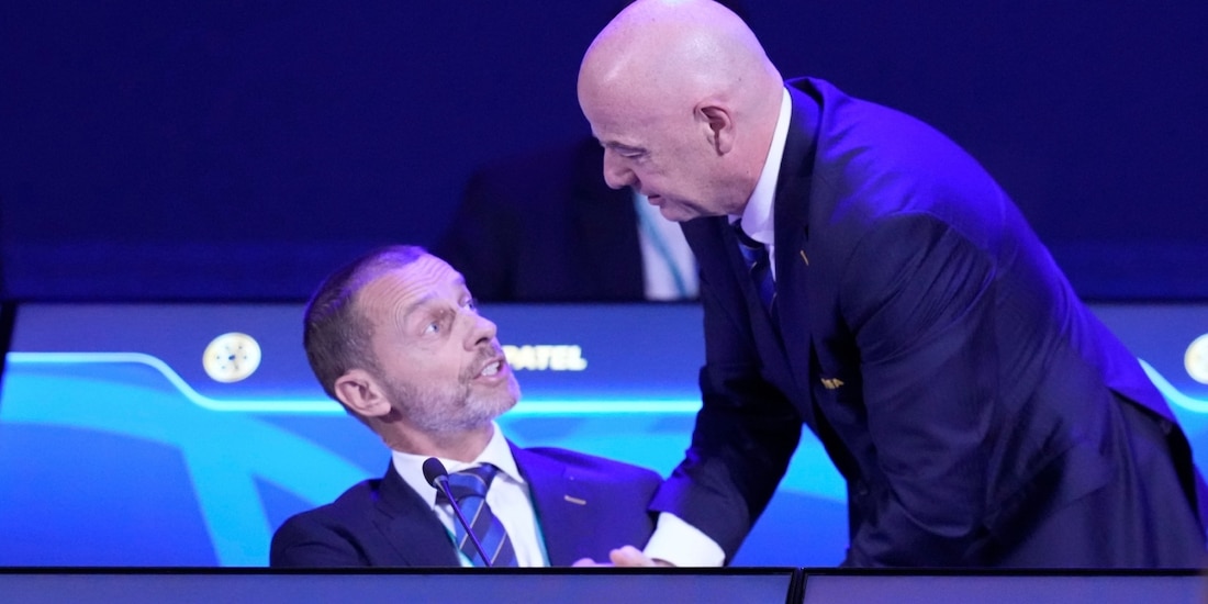 Aleksander Ceferin, presidente de UEFA, conversa con Gianni Infantino, titular de la FIFA, el 15 de mayo de 2025, en Luque, Paraguay.
