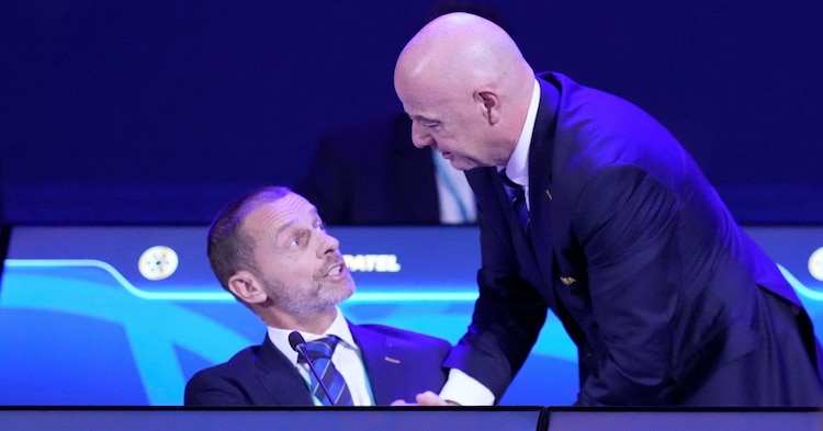 Aleksander Ceferin, presidente de UEFA, conversa con Gianni Infantino, titular de la FIFA, el 15 de mayo de 2025, en Luque, Paraguay.