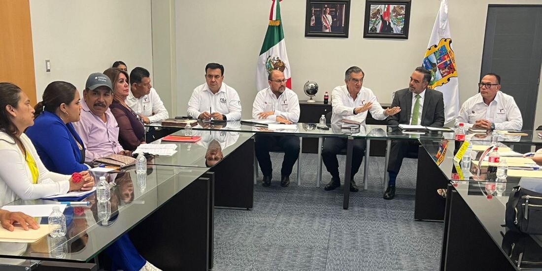 El gobernador de Tamaulipas, Américo Villarreal, atiende a Colectivos de Búsqueda.