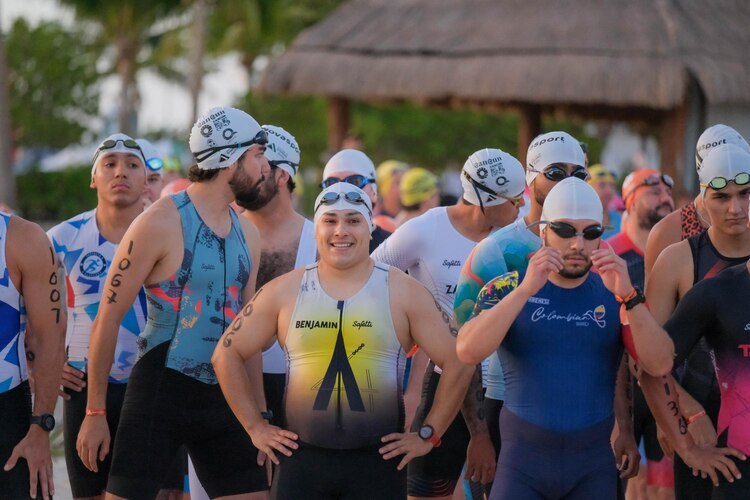 Triatletas de México y el extranjero se dan cita en Cancún como parte del 55 aniversario de la ciudad.