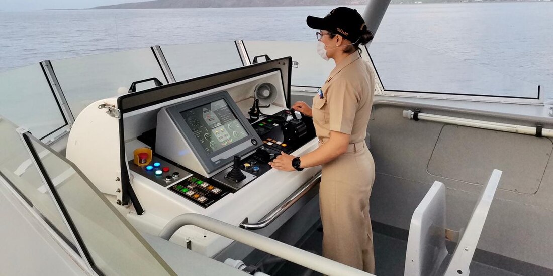 La Teniente Cházaro Berriel, en su calidad actual de Comandante Accidental de citado buque, tiene la función de ejercer el mando y control del mismo.