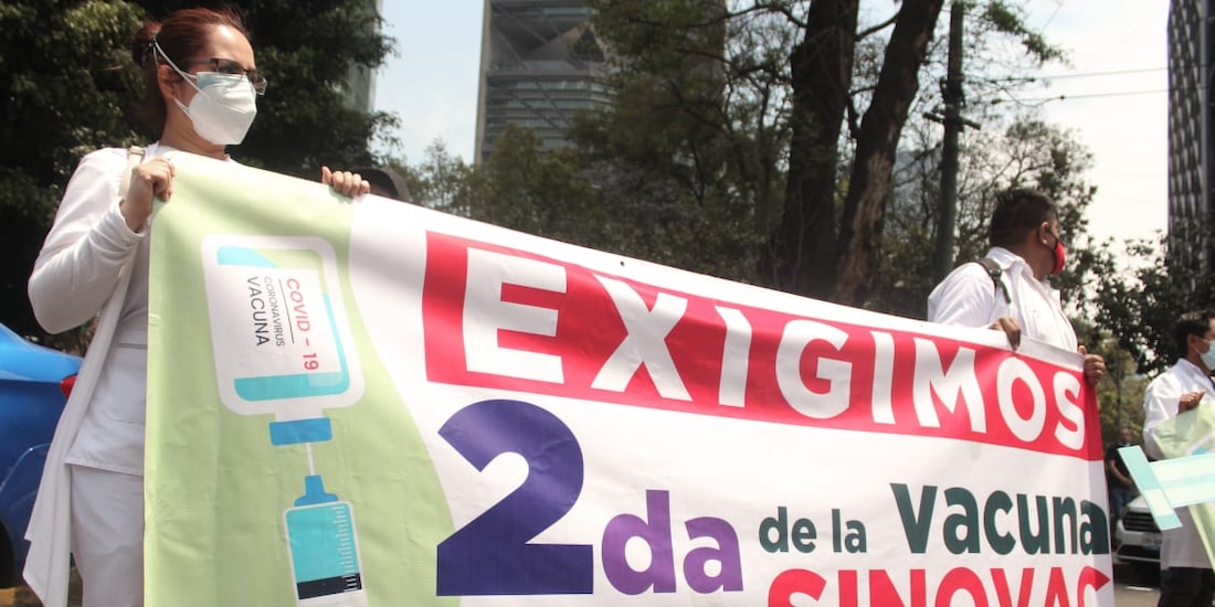 Médicos exigen segunda dosis de la vacuna contra COVID en Paseo de la Reforma