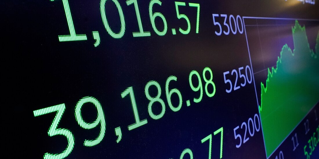 Un tablero sobre el piso de negociación de la Bolsa de Valores de Nueva York muestra el número de cierre del promedio industrial Dow Jones, el martes 22 de abril de 2025.