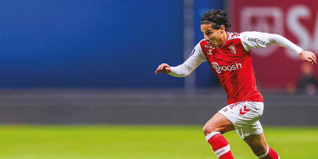 Diego Lainez conduce el balón en un duelo con el Sporting Braga, en el 2022.