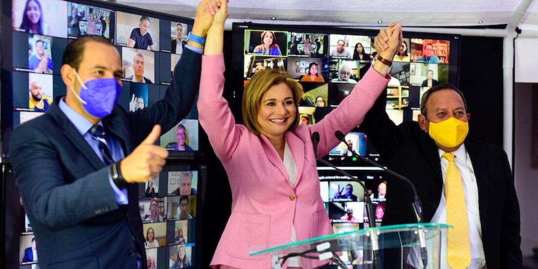 Maru Campos (Centro), con los líderes del PAN (der.) y PRD (izq.)