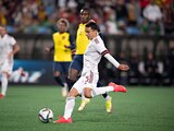 Osvaldo Rodríguez, antes de sacar su tiro que posteriormente terminó en gol, durante el partido amistoso entre México y Ecuador.