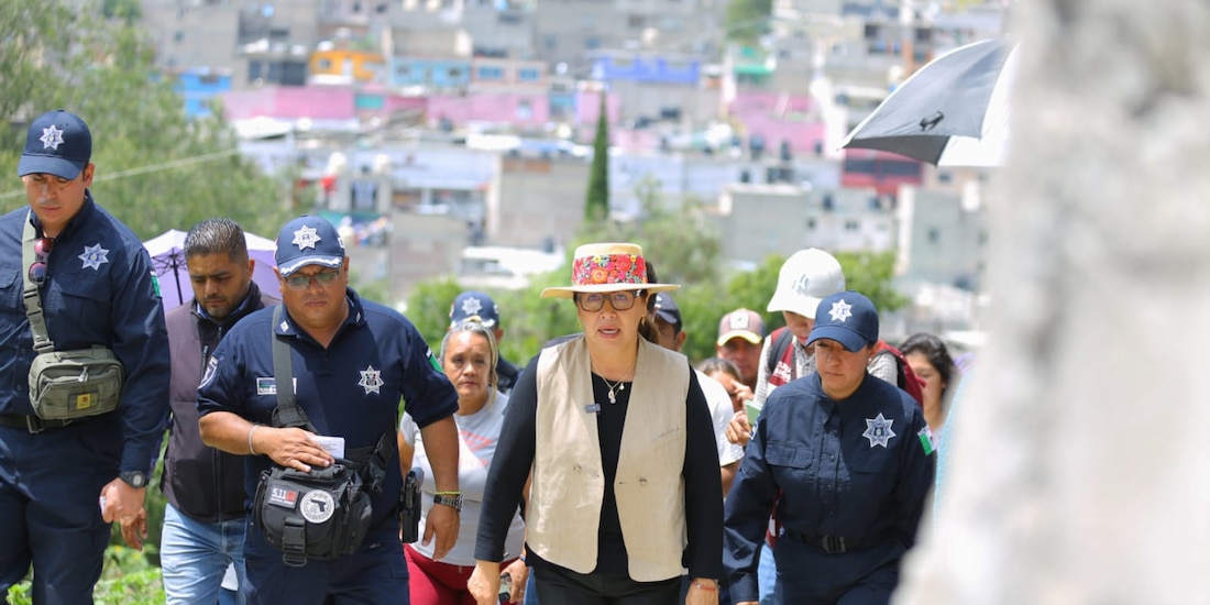 La alcaldesa de Ecatepec al centro de la imagen.