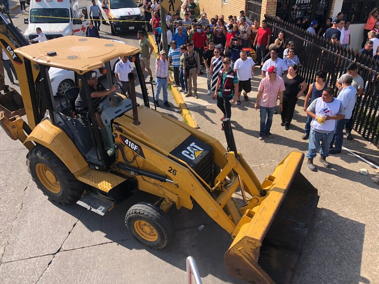 Maquinaria se hizo presente en el lugar, sin embargo no puede entrar porque aún hay personas atrapadas