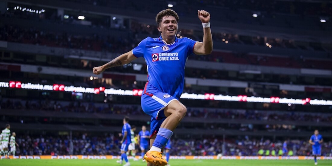 Huescas celebra uno de los goles del fin de semana en el Azteca.
