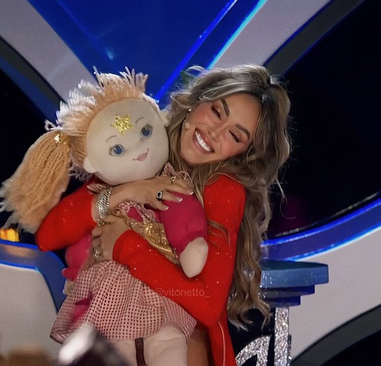 Anahí recibe muñeca de Mía Colucci en ¿Quién es la máscara? 2024