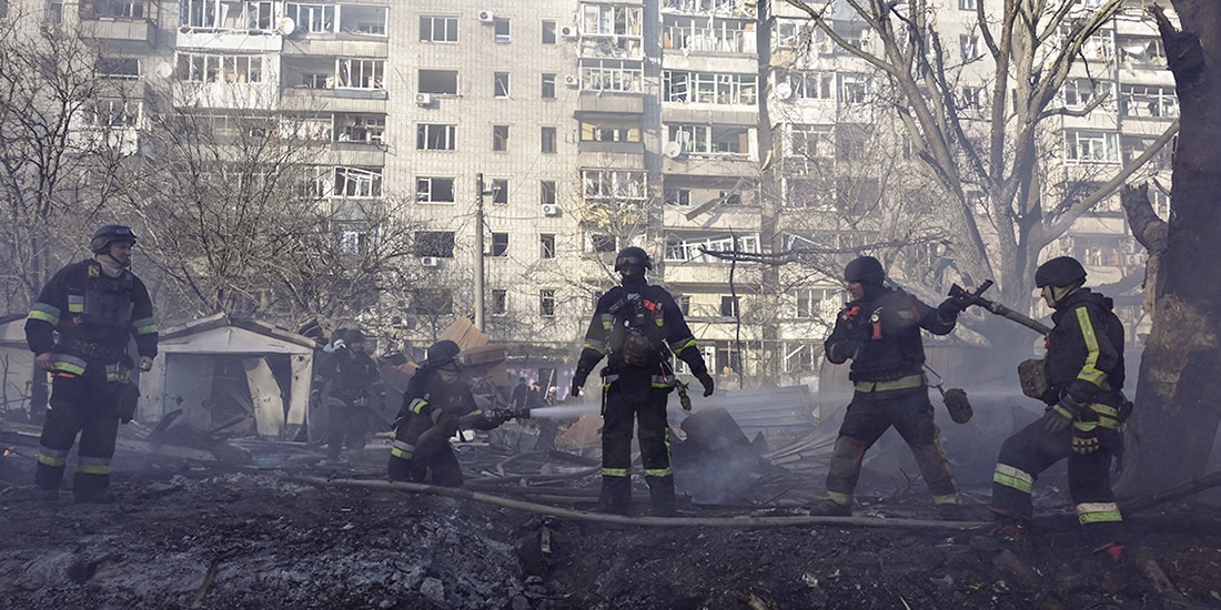 Bomberos trabajan en el sitio de una zona residencial que fue golpeada por un ataque aéreo ruso en Zaporiyia, el 14 de marzo.
