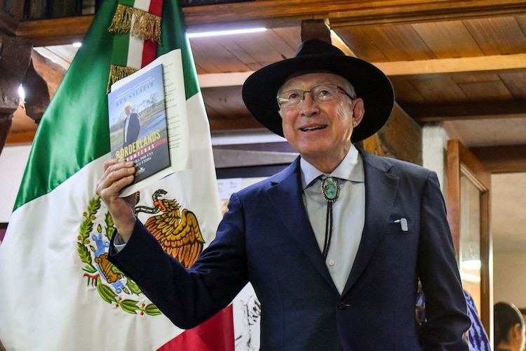 Ken Salazar, exembajador de Estados Unidos en México, realizó la presentación de su libro “Borderland. Fronteras”