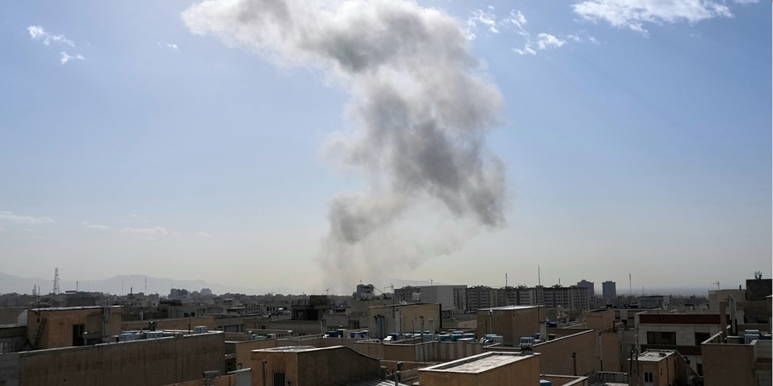 El humo se eleva en el horizonte tras una explosión en Teherán, Irán, el sábado 28 de febrero de 2026.