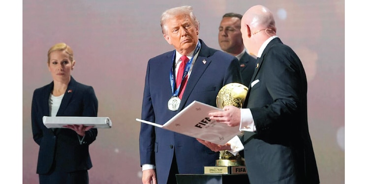 1.- ANTES de que iniciara la justa se dio la primera polémica entre Trump e Infantino. El directivo de la FIFA inventó el “Premio de la Paz” para dárselo al presidente de EU.