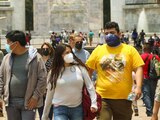 Aunque los contagios han ido en descenso, paseantes en el Bosque de Chapultepec utilizan cubrebocas para protegerse del COVID-19