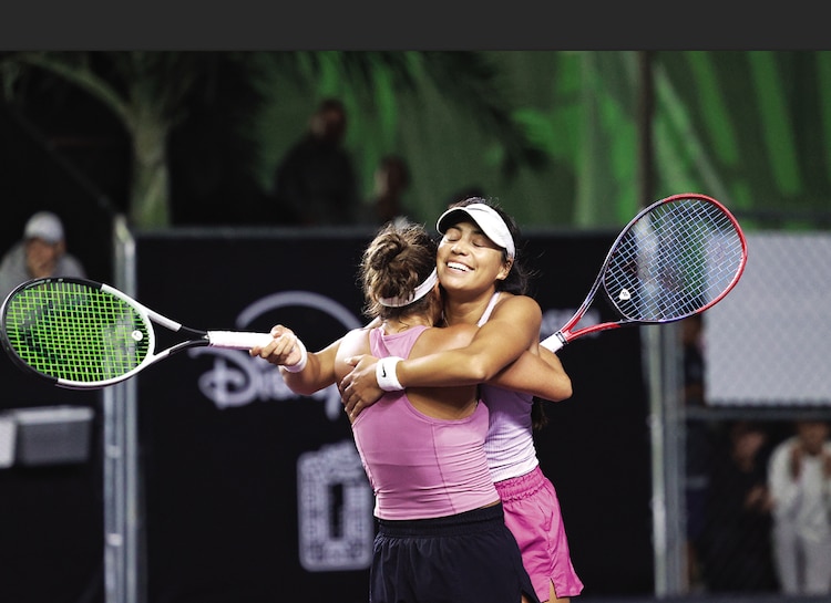 Tenistas aztecas celebran el triunfo el lunes pasado.
