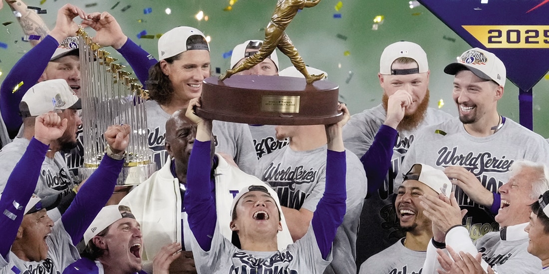 Jugadores de Los Ángeles festejan el pasado 1 de noviembre con el trofeo.