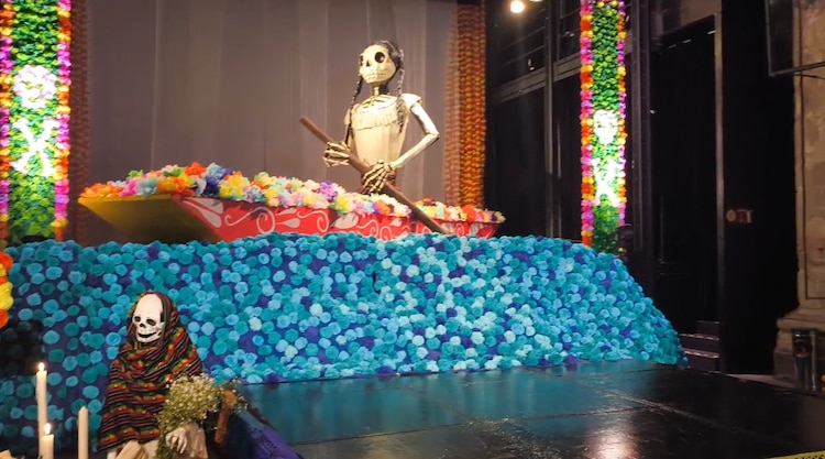 El artesano Irving Mondragón lideró la instalación de la ofrenda en el Claustro de Sor Juana. Foto: Eduardo Cabrera