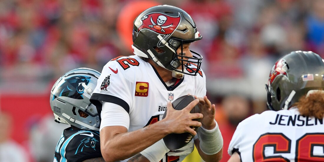 Tom Brady sostiene el ovoide en el juego más reciente entre Buccaneers y Panthers, el pasado 9 de enero.