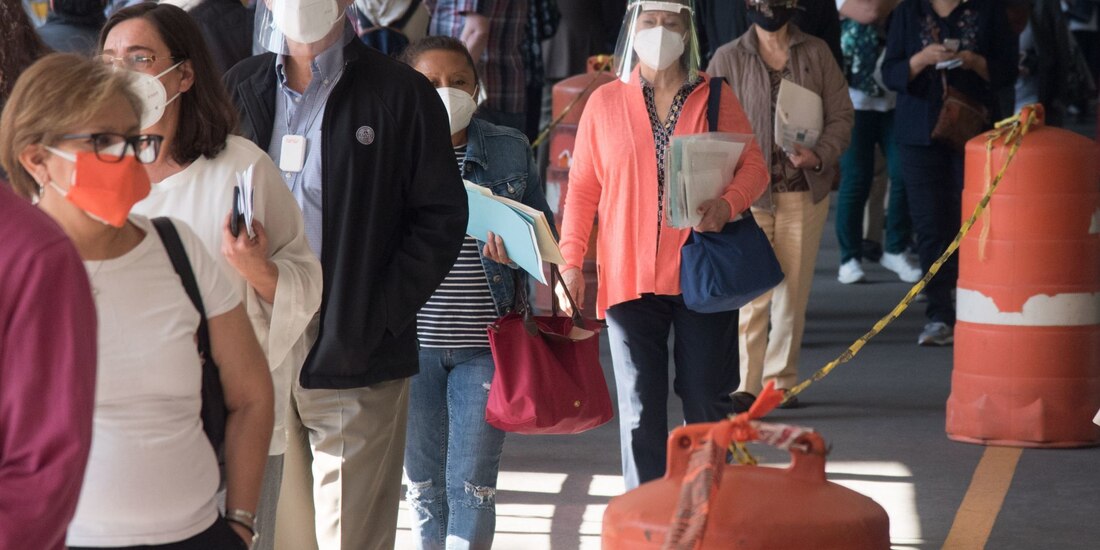 Sigue en marcha la jornada de vacunación contra COVID-19 para adultos mayores de 60 años en Campo Marte
