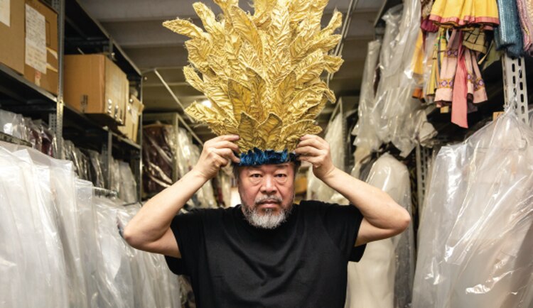 El artista Ai Weiwei posando con un accesorio del montaje.
