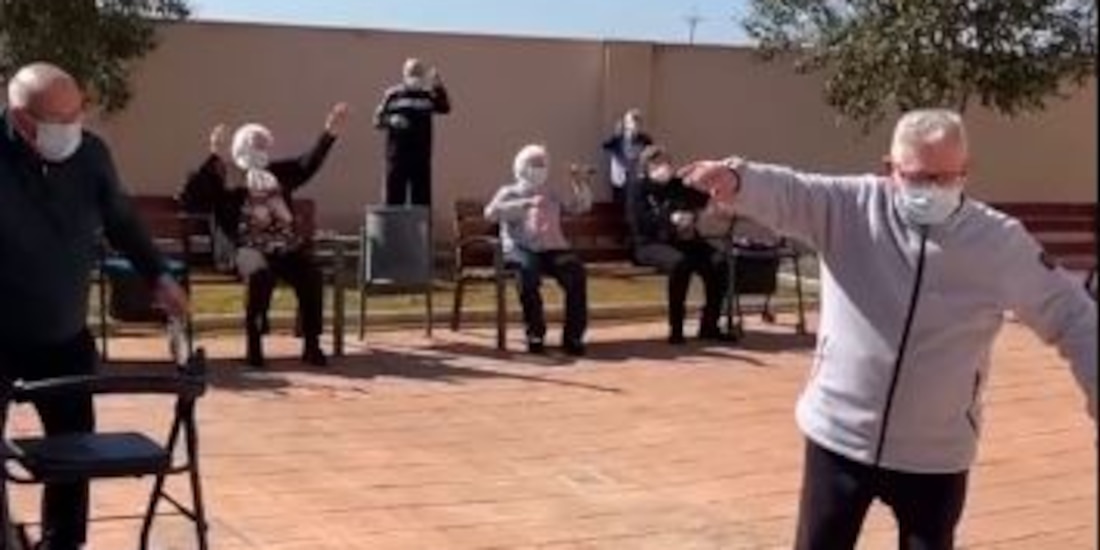 Adultos mayores celebran que ya se vacunaron con un baile en TIkTok