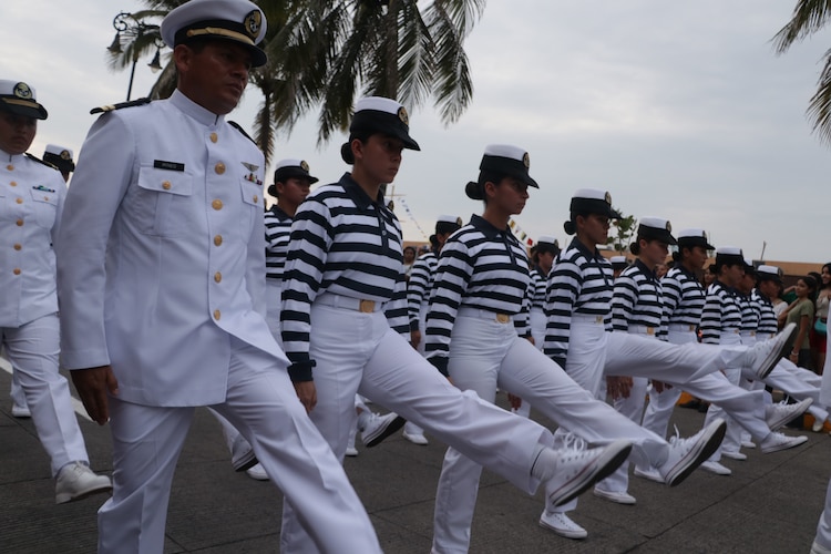 Un contingente de mujeres desfiló en Veracruz, el pasado 4 de octubre