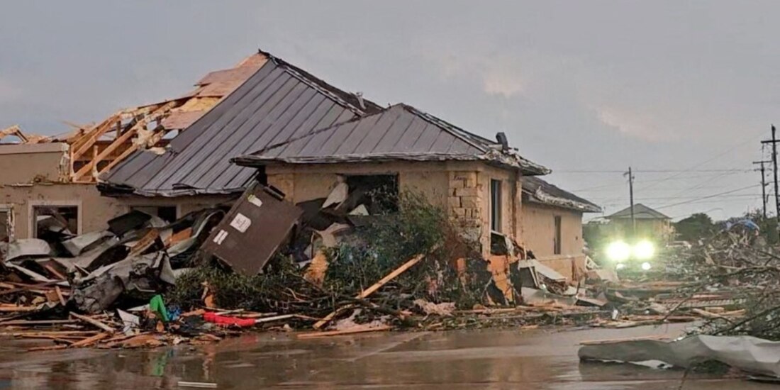 Fuertes tormentas en el sur de EU dejaron daños en casas y edificios.