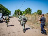 Personal de la Sedena y la Semar, en el operativo en Sinaloa, ayer.