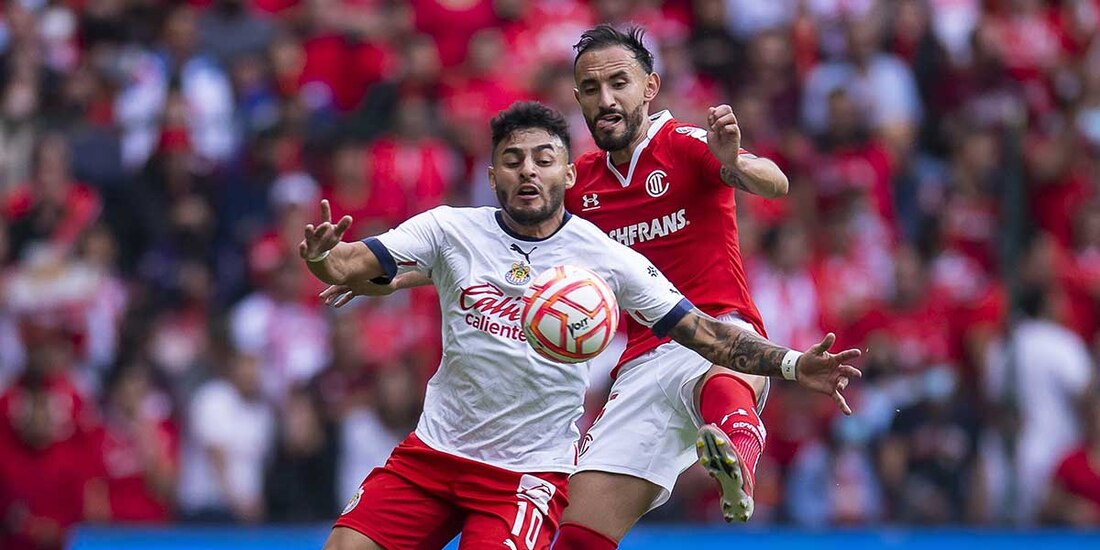 González y Vega, en el último partido entre Chivas y Toluca.