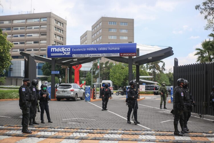 Presencia de las fuerzas de seguridad afuera del nosocomio.