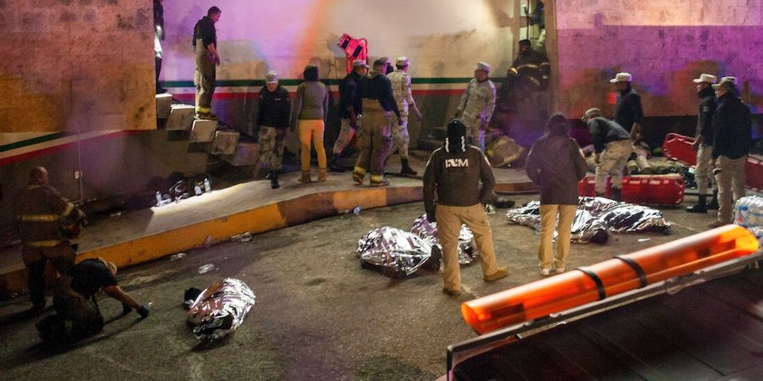 Elementos de seguridad laboran tras el incendio, el pasado lunes 27 de marzo.