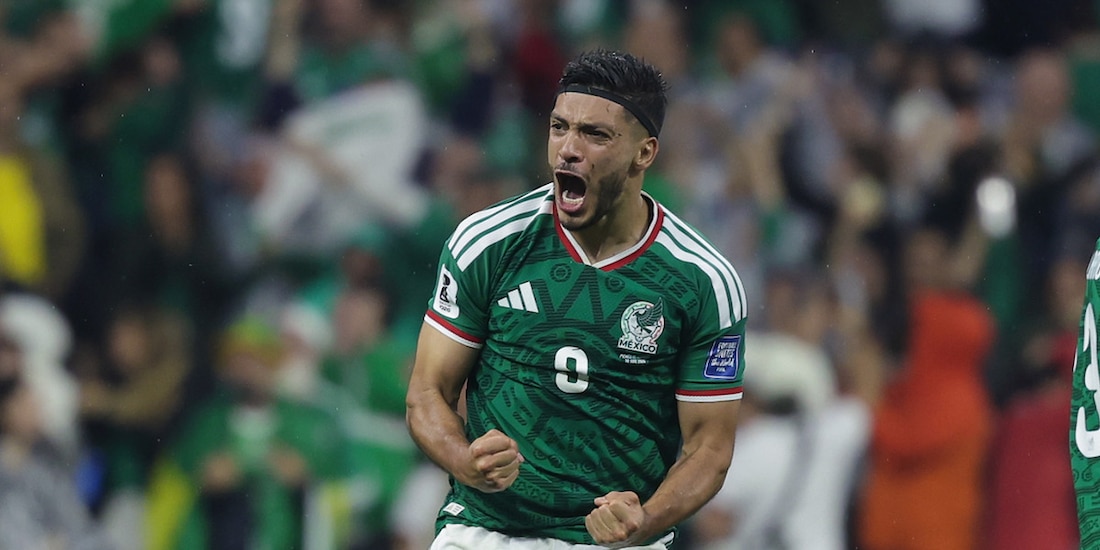 Raúl Jiménez en el partido de México vs Ecuador