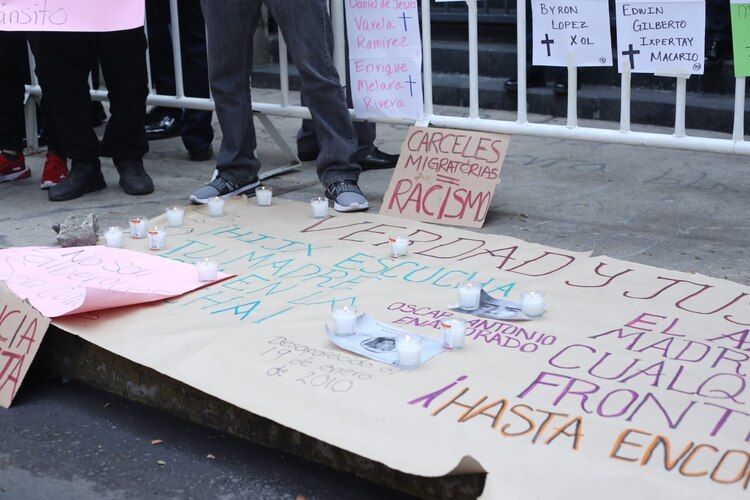 Denuncian racismo en los centros de retención de migrantes.