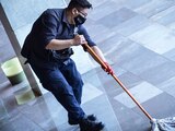 En la imagen un empleado que realiza labores de limpieza