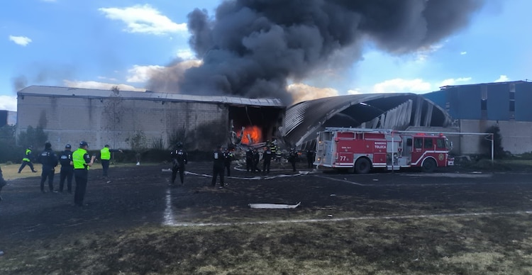 Autoridades en el lugar donde el jet privado se desplomó en Toluca