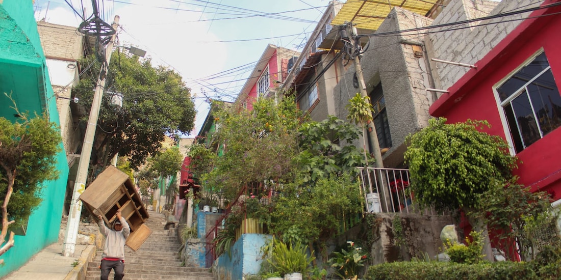 Una de las empinadas y estrechas calles de la colonia Castillo Grande.