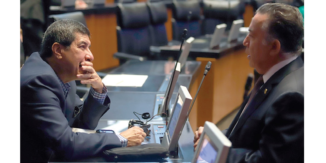 Los senadores Javier Corral (izq.) y Enrique Inzunza, en sesión ordinaria de la Cámara alta el pasado 24 de marzo