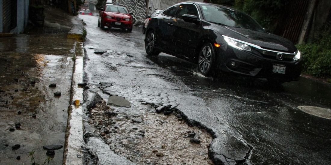 Asfalto de calles y avenidas dañado con baches.