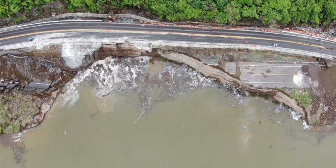 Por lluvias derivadas del huracán "Enrique", cierran paso en tramo carretero de Múgica, Michoacán