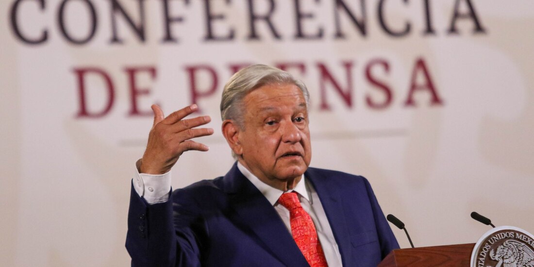 AMLO denuncia al INE y Tribunal Electoral de querer 'silenciarlo', luego de que los órganos electorales le solicitaron abstenerse de hacer comentarios sobre las elecciones 2024.