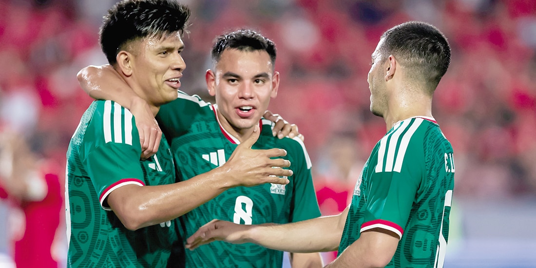 Futbolistas celebran con Rodríguez la única anotación de ayer por la noche.