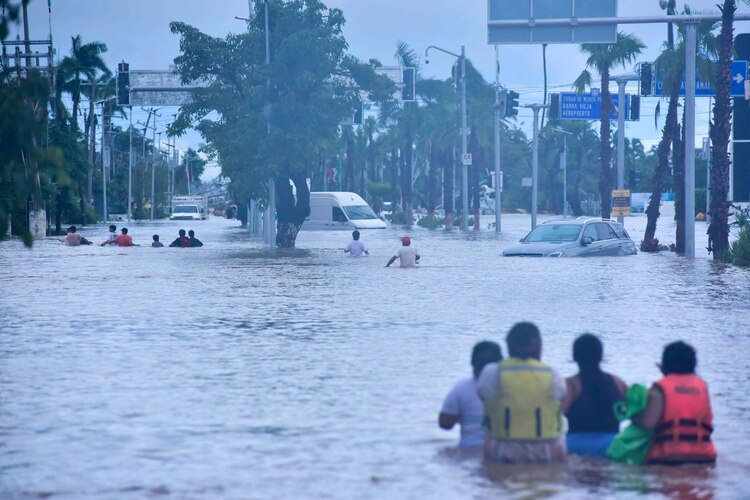 La Zona Diamante de Acapulco continúa inundada después de cinco días del paso del huracán "John".