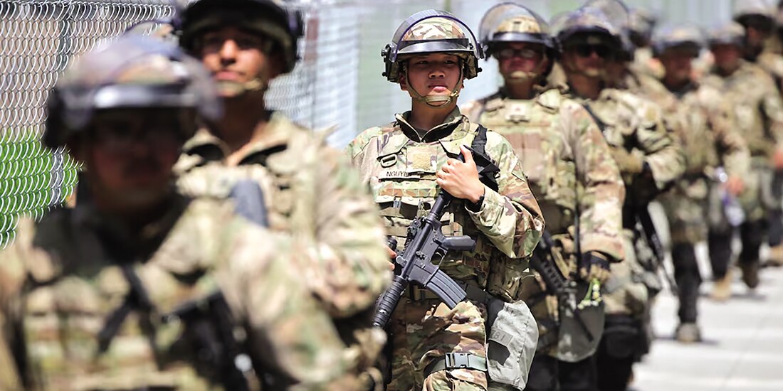 Miembros de la Guardia Nacional caminan en formación, el 14 de junio.