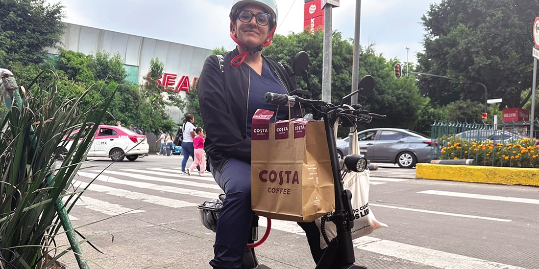 Diana a bordo de su scooter eléctrico, ayer, en Cuauhtémoc.